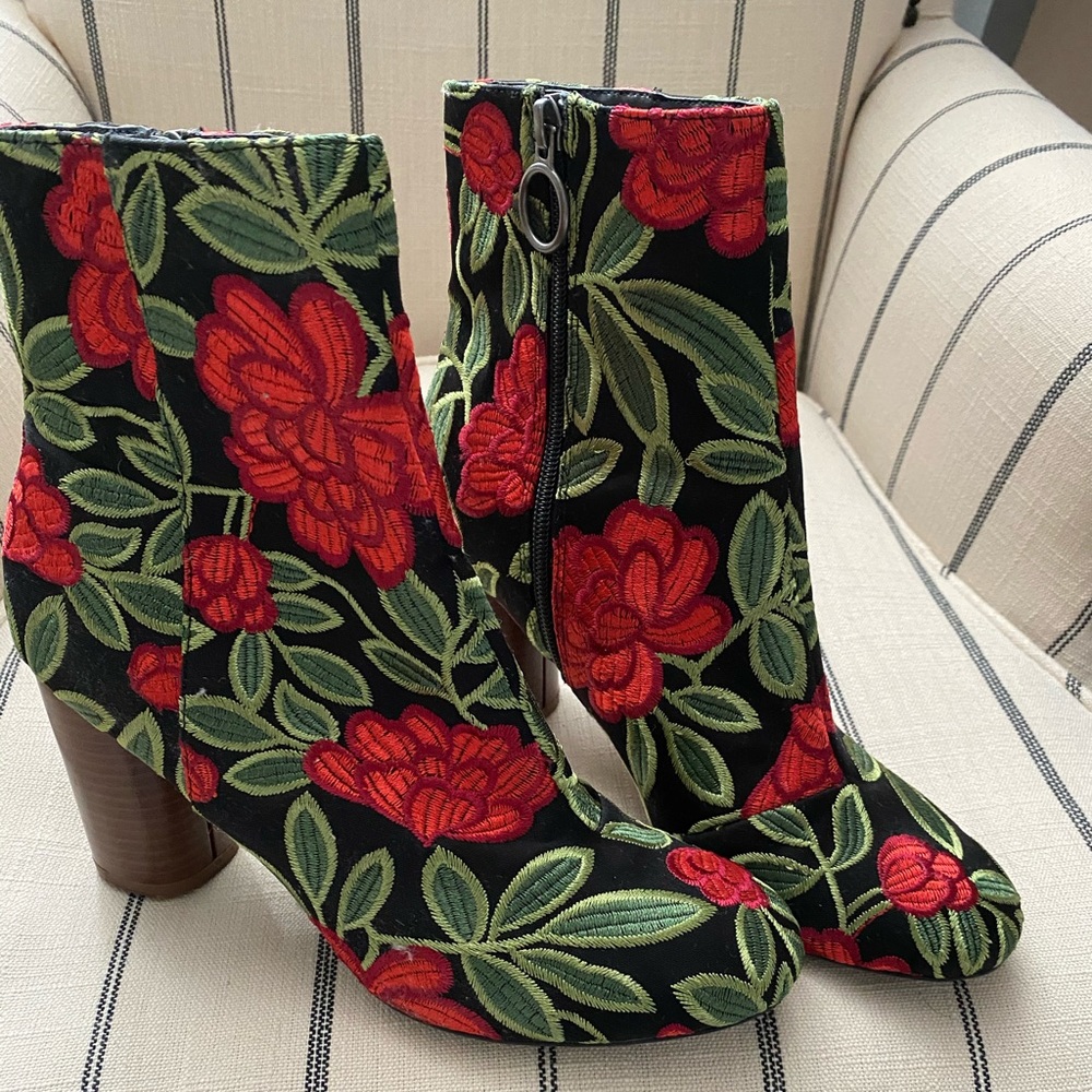 Market and Spruce embroidered boot-Size 10